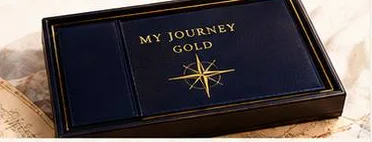 「MY JOURNEY GOLD」と羅針盤を刻んだ紺の専用ケース